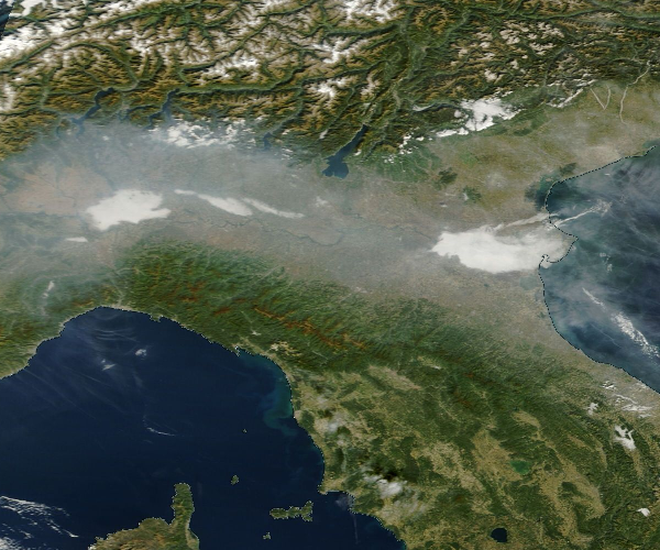 immagine da satellite della Pianura Padana con la foschia data dalla presenza di polveri