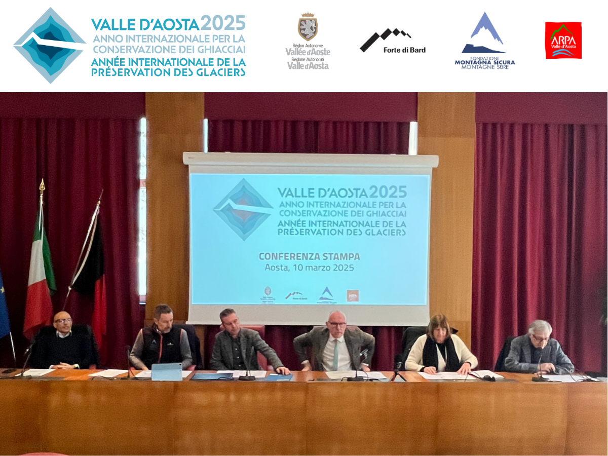 6 persone (5 uomini e una donna) seduti ad una scrivania. Alle loro spalle la proiezione della locandina dell'Anno internazionale dei ghiacciai.